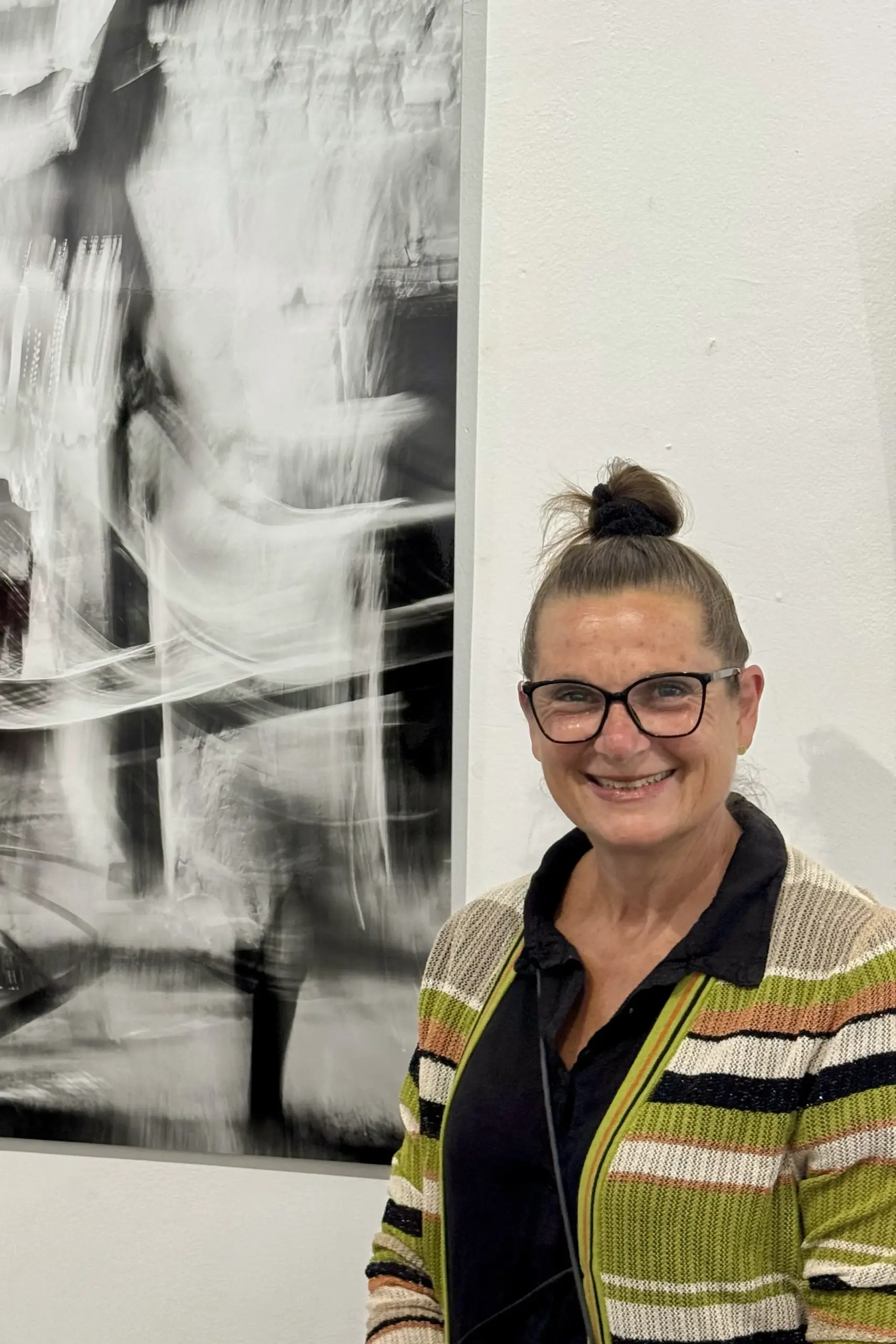 Frau vor abstrakter Kunstinstallation.