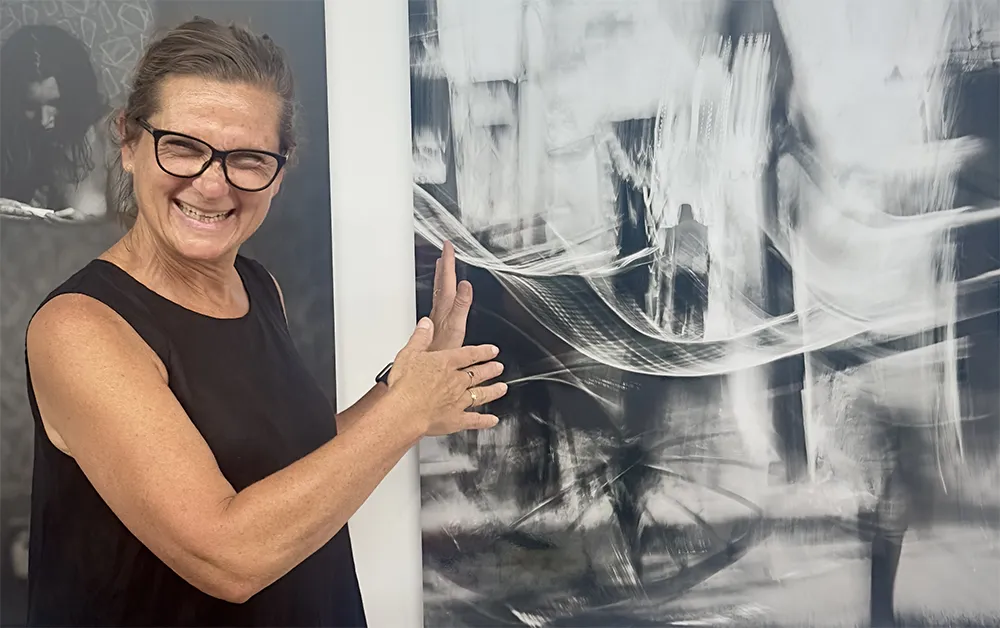 Frau zeigt auf abstrakte Kunst