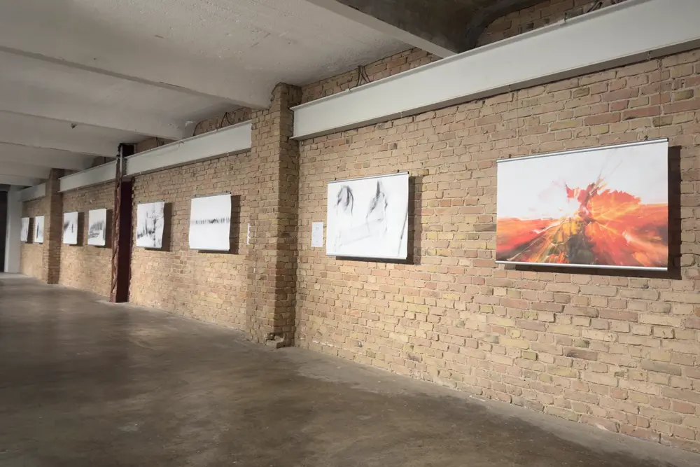 Kunst und Weinbau: Eine Begegnung im Berliner Kühlhaus 1 Wandhängung der Serie Vision of Vine – Winds of Change beim PIWI Summit International Berlin: abstrakte Weinbergfotografie von Marion Rockstroh-Kruft, Schwarz-Weiß und Farbe als Kontrast