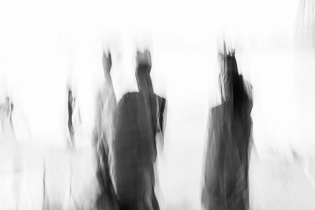 Young people dress a friend in traditional robes on the riverbank at sunset – ICM Photography Kolkata: Veils of Light by Marion Rockstroh-Kruft