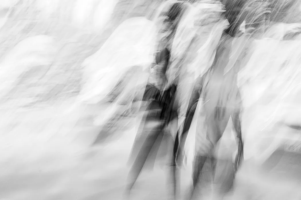 Two strangers on the streets of Kolkata merge into an otherworldly unity through the camera’s movement – ICM Photography Kolkata: Veils of Light by Marion Rockstroh-Kruft