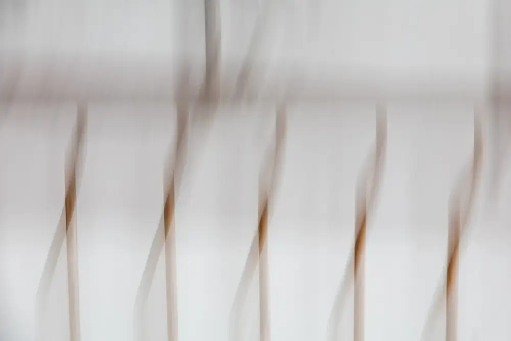 Shikoku Pilgerreise und Fotografie: 950 Kilometer, 88 Tempel, ein Buch 3 Abstrakte ICM-Fotografie von Räucherstäbchen an einem Shikoku Tempel, Marion Rockstroh-Kruft